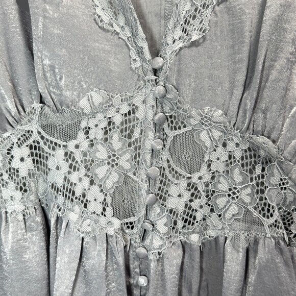 Red by BKE Frost Gray Lace Detail Blouse - Size Large - Picture 3 of 7
